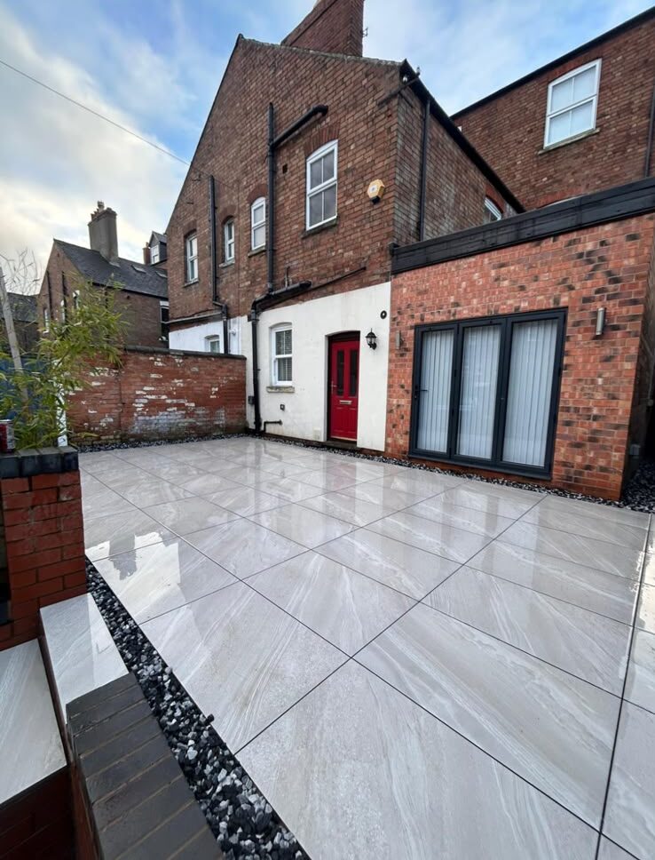 High-quality garden paving with neatly finished edges