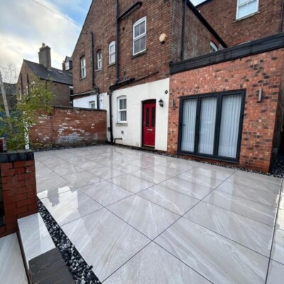 High-quality garden paving with neatly finished edges